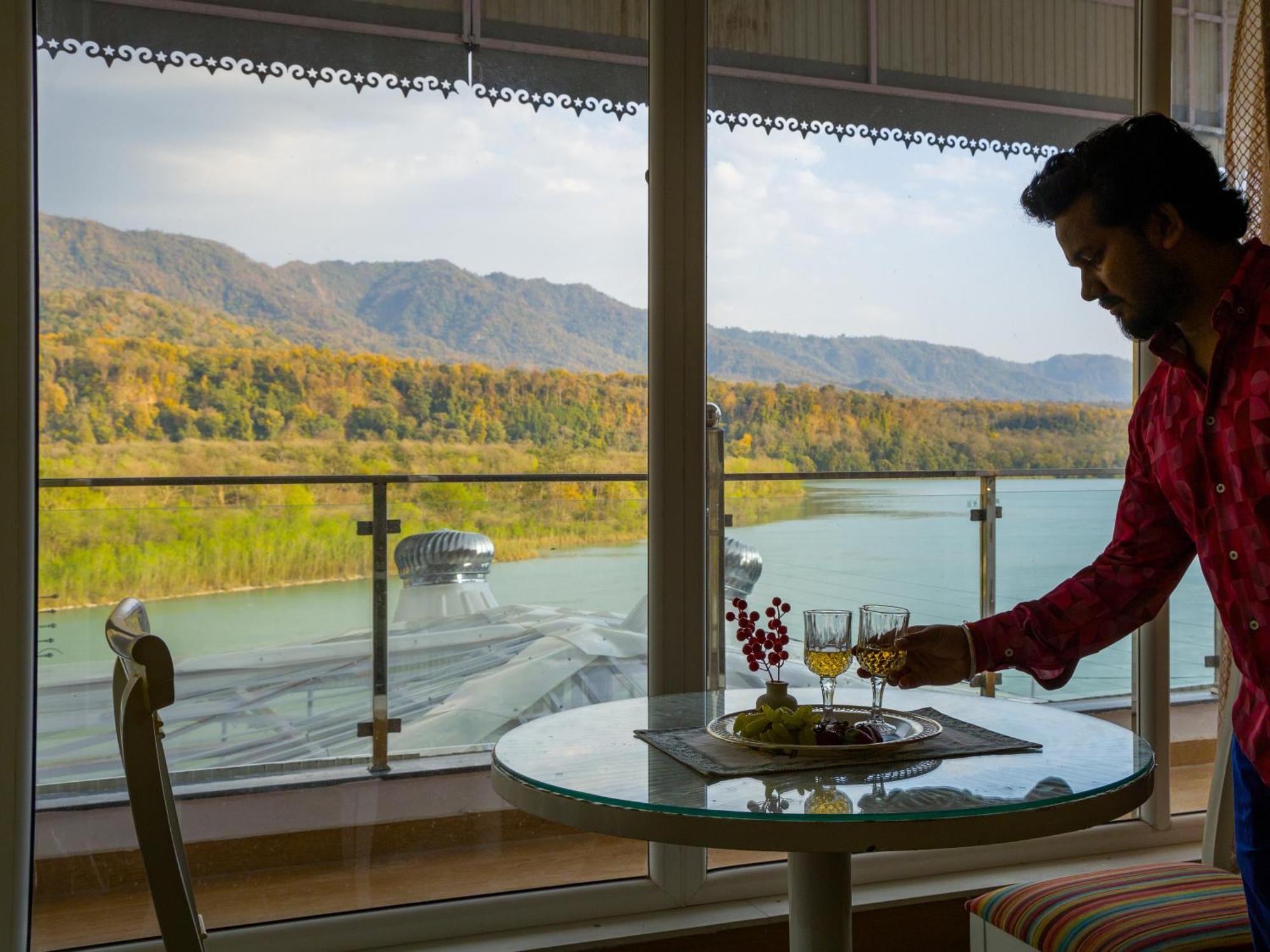 Elivaas Bydm The Ganges 2 Bhk Glasshouse Villa With Pvt Pool & Lift Rishīkesh Exterior foto